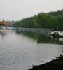 黃水河兩岸生機(jī)盎然，綠意蔥蘢，走在兩岸曲徑通幽的小路上，暗香來襲，沁人心脾，成為西寧市的一處天然氧吧。